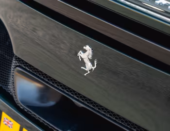 Логотип Ferrari 296 GTS [UK-spec] (F171) '2022–н.в.