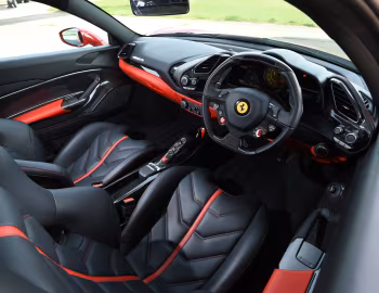 内饰 Ferrari 488 GTB [UK-spec] '2015–19