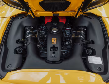 Sous la capuche Ferrari 488 Spider "Bold Yellow" (#226326) '2017