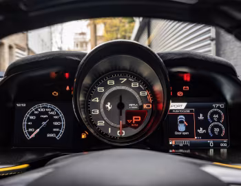 Комбинация приборов Ferrari 812 Competizione [UK-spec] '2021–н.в.