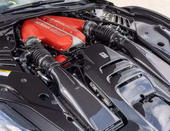 Sous la capuche Ferrari 812 Competizione [North America] '2021–pr.
