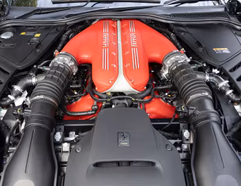 Sous la capuche Ferrari 812 Competizione A [UK-spec] '2021–pr.