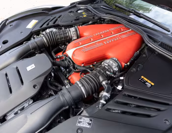 Sous la capuche Ferrari 812 Competizione A [UK-spec] '2021–pr.
