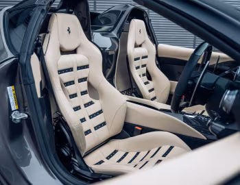 Интерьер Ferrari 812 Competizione A [UK-spec] '2021–н.в.