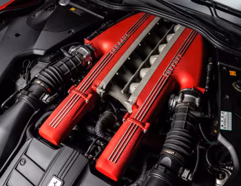 Sous la capuche Ferrari F12berlinetta "The Red Boxer" (#229974) '08.2017