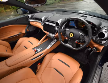 内饰 Ferrari GTC4Lusso [UK-spec] '2016–20