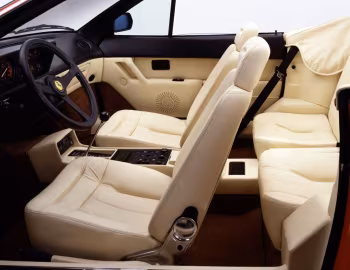 Интерьер Ferrari 3.2 Mondial Cabriolet [North America] '1985–89