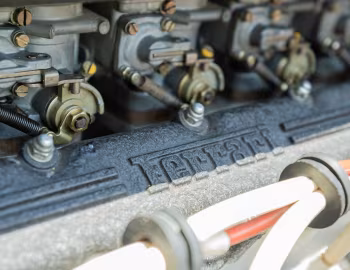 Sous la capuche Ferrari 365 GTS/4 "Daytona" [North America] (#16465) '11.1972