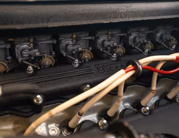 Sous la capuche Ferrari 365 GTS/4 "Daytona" [North America] (#14779) '11.1971