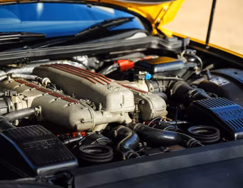 Sob o capô Ferrari 550 Barchetta Pininfarina [UK-spec] '2000–01
