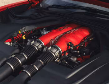 Sous la capuche Ferrari California [UK-spec] '2009–12