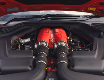 Sob o capô Ferrari California [UK-spec] '2009–12
