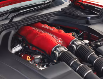 Sob o capô Ferrari California [UK-spec] '2009–12