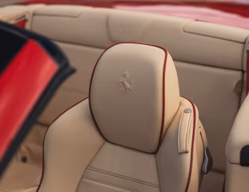 Interior Ferrari California [UK-spec] '2009–12