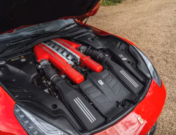 Sous la capuche Ferrari F12berlinetta [UK-spec] '2012–17