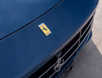 Logo Ferrari FF "Tributo a Gianni Agnelli "Pantone Nuovo Blu" (#197643) '2013