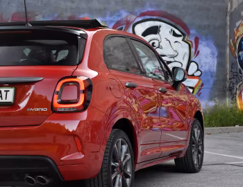 Fiat (500X)ᴿᴱᴰ Dolcevita Hybrid (334) '2022–23
