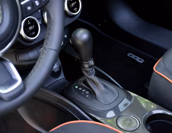 Interior Fiat (500X)ᴿᴱᴰ Dolcevita Hybrid (334) '2022–23