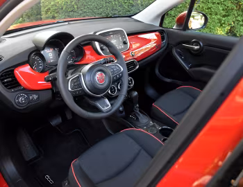 Interior Fiat (500X)ᴿᴱᴰ Dolcevita Hybrid (334) '2022–23