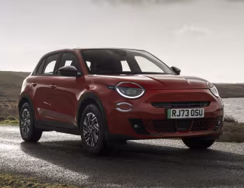 Fiat (600e)ᴿᴱᴰ [UK-spec] (365) '2024–25
