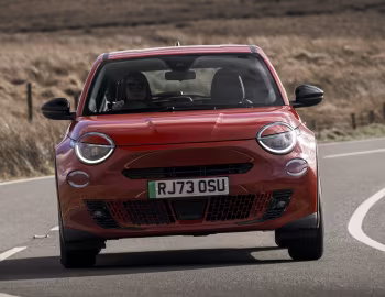 Fiat (600e)ᴿᴱᴰ [UK-spec] (365) '2024–25