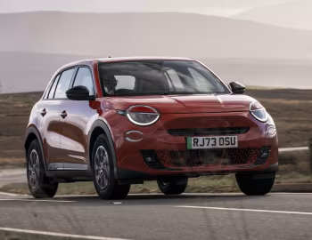 Fiat (600e)ᴿᴱᴰ [UK-spec] (365) '2024–25