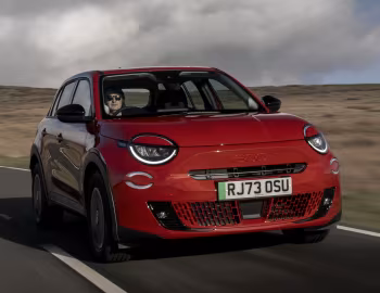 Fiat (600e)ᴿᴱᴰ [UK-spec] (365) '2024–25