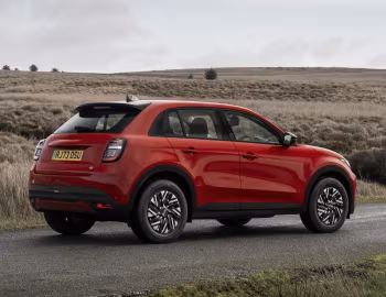 Fiat (600e)ᴿᴱᴰ [UK-spec] (365) '2024–25