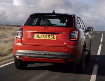 Fiat (600e)ᴿᴱᴰ [UK-spec] (365) '2024–25