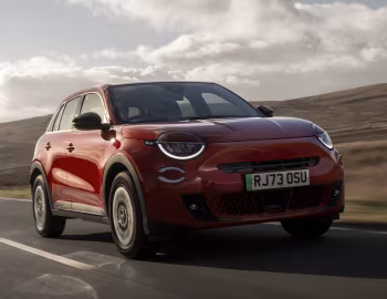 Fiat (600e)ᴿᴱᴰ [UK-spec] (365) '2024–25