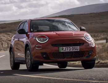 Fiat (600e)ᴿᴱᴰ [UK-spec] (365) '2024–25