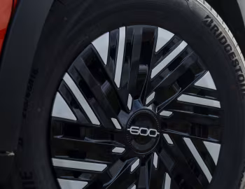 Fiat (600e)ᴿᴱᴰ [UK-spec] (365) '2024–25