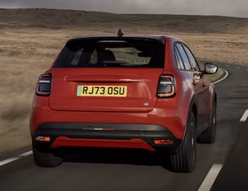 Fiat (600e)ᴿᴱᴰ [UK-spec] (365) '2024–25