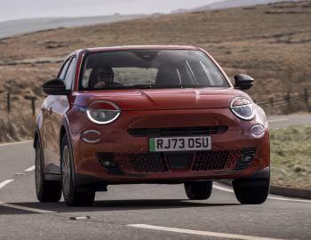 Fiat (600e)ᴿᴱᴰ [UK-spec] (365) '2024–25