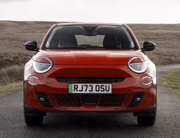 Fiat (600e)ᴿᴱᴰ [UK-spec] (365) '2024–25