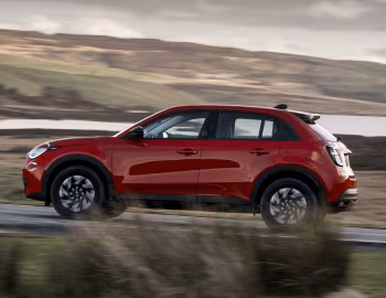 Fiat (600e)ᴿᴱᴰ [UK-spec] (365) '2024–25