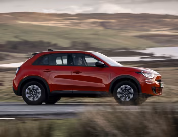 Fiat (600e)ᴿᴱᴰ [UK-spec] (365) '2024–25