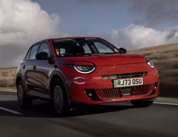 Fiat (600e)ᴿᴱᴰ [UK-spec] (365) '2024–25