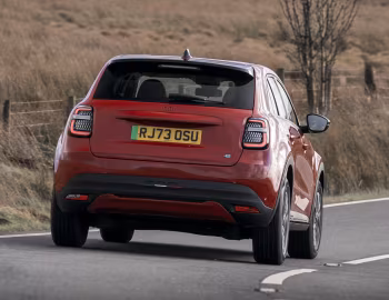 Fiat (600e)ᴿᴱᴰ [UK-spec] (365) '2024–25