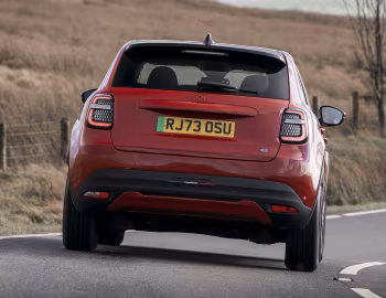 Fiat (600e)ᴿᴱᴰ [UK-spec] (365) '2024–25