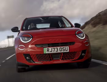 Fiat (600e)ᴿᴱᴰ [UK-spec] (365) '2024–25