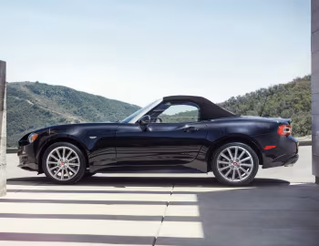 2017–20 Fiat 124 Spider Lusso [North America] (348) '2016–20