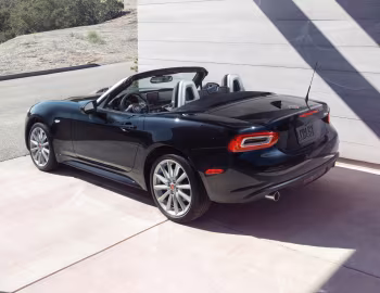 2017–20 Fiat 124 Spider Lusso [North America] (348) '2016–20
