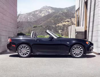 2017–20 Fiat 124 Spider Lusso [North America] (348) '2016–20