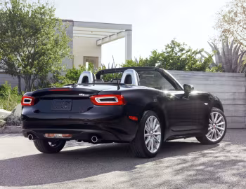 2017–20 Fiat 124 Spider Lusso [North America] (348) '2016–20