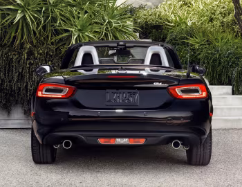 2017–20 Fiat 124 Spider Lusso [North America] (348) '2016–20