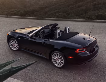 2017–20 Fiat 124 Spider Lusso [North America] (348) '2016–20