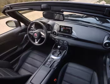 Intérieur 2017–20 Fiat 124 Spider Lusso [North America] (348) '2016–20