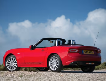 Fiat 124 Spider [UK-spec] (348) '2016–18