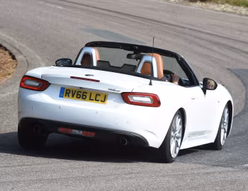 Fiat 124 Spider [UK-spec] (348) '2016–18